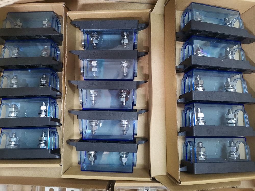 El client de l'Índia demana 50 unitats de fusibles de mostra EV i base de fus...